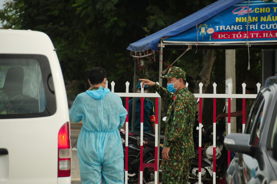 Các lối ra vào bị chốt chặn nghiêm ngặt, nội bất xuất ngoại bất nhập - Ảnh: B.D