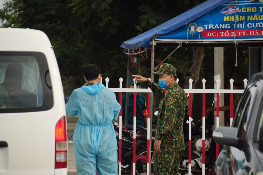 Các lối ra vào bị chốt chặn nghiêm ngặt, nội bất xuất ngoại bất nhập - Ảnh: B.D