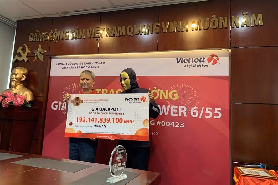 Hình ảnh Vietlott luôn gắn liền với một tấm mặt nạ với rất nhiều những bí mật...cho đến hôm qua. (Ảnh:Lâm Anh/LĐO)