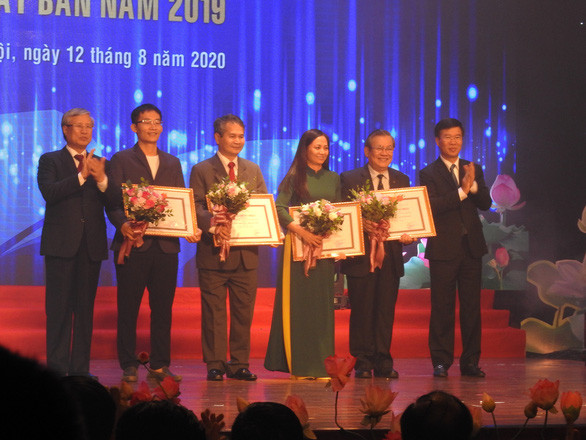 Thường trực Ban Bí thư Trần Quốc Vượng và Trưởng Ban Tuyên giáo trung ương Võ Văn Thưởng trao tặng thưởng mức A cho 4 tác giả được tặng thưởng của Hội đồng lý luận, phê bình văn học, nghệ thuật năm 2019 - Ảnh: T.ĐIỂU Thường trực Ban Bí thư Trần Quốc Vượng và Trưởng Ban Tuyên giáo trung ương Võ Văn Thưởng trao tặng thưởng mức A cho 4 tác giả được tặng thưởng của Hội đồng lý luận, phê bình văn học, nghệ thuật năm 2019 - Ảnh: T.ĐIỂU