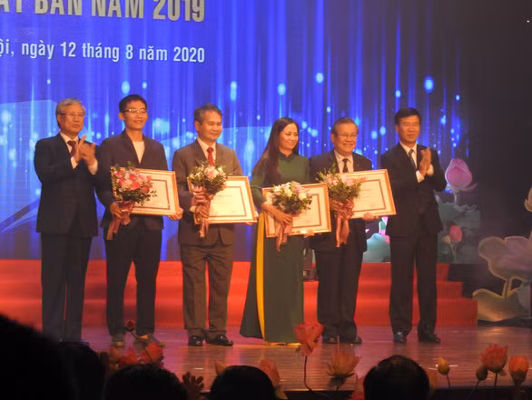  Thường trực Ban Bí thư Trần Quốc Vượng và Trưởng Ban Tuyên giáo trung ương Võ Văn Thưởng trao tặng thưởng mức A cho 4 tác giả được tặng thưởng của Hội đồng lý luận, phê bình văn học, nghệ thuật năm 2019 - Ảnh: T.ĐIỂU