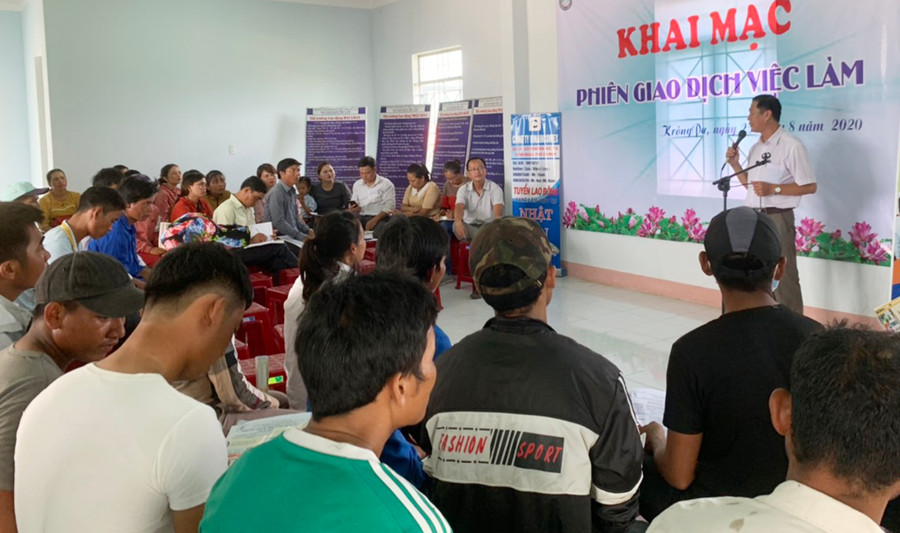  Quang cảnh phiên giao dịch việc làm tại xã Đất Bằng. Ảnh: Vũ Chi