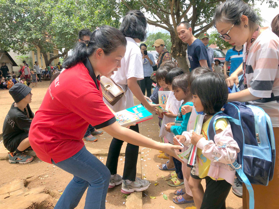 Chị Trương Thị Cẩm Thạch tặng quà cho học sinh Trường Tiểu học Kon Chiêng. Ảnh: Phan Lài