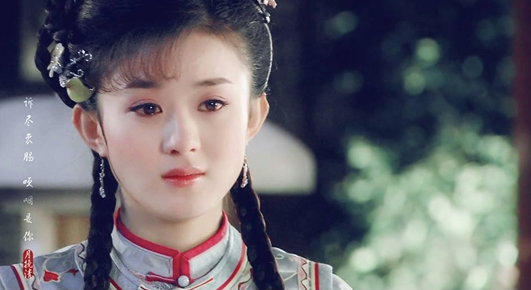 Với khuôn mặt thanh tú, đôi mắt to tròn cùng vóc dáng gợi cảm khiến Triệu Lệ Dĩnh được người hâm mộ ưu ái gọi cô là: 