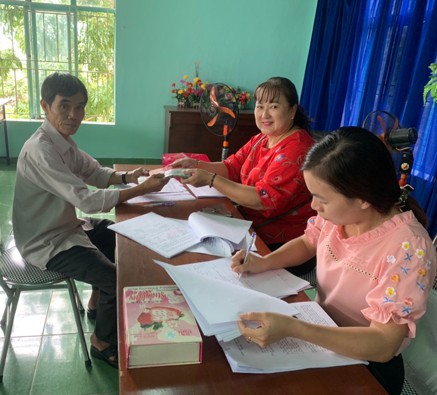Hội Nông dân thị xã Ayun Pa phối hợp với Hội Nông dân tỉnh giải ngân nguồn vốn hỗ trợ dự án “Chăn nuôi gà ta thả vườn” cho hội viên. Ảnh: Vũ Chi  Hội Nông dân thị xã Ayun Pa phối hợp với Hội Nông dân tỉnh giải ngân nguồn vốn hỗ trợ dự án “Chăn nuôi gà ta thả vườn” cho hội viên. Ảnh: V.C