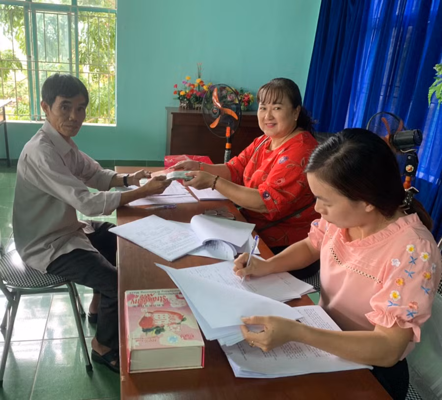 Hội Nông dân thị xã Ayun Pa phối hợp với Hội Nông dân tỉnh giải ngân nguồn vốn hỗ trợ dự án “Chăn nuôi gà ta thả vườn” cho hội viên. Ảnh: Vũ Chi Hội Nông dân thị xã Ayun Pa phối hợp với Hội Nông dân tỉnh giải ngân nguồn vốn hỗ trợ dự án “Chăn nuôi gà ta thả vườn” cho hội viên. Ảnh: V.C