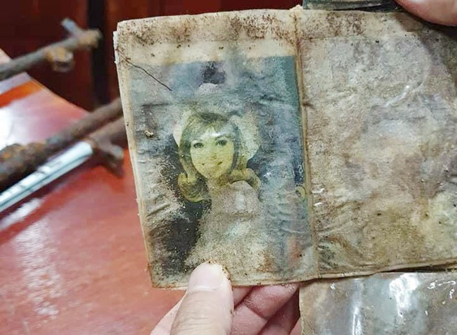  Một trong những tấm hình tìm được cùng với hài cốt liệt sĩ - Ảnh: Đ.T