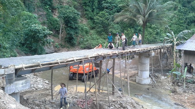 Cây cầu ở bản Lưu Tân (xã Bảo Nam, H.Kỳ Sơn, Nghệ An) được xây dựng từ nguồn kinh phí thiện nguyện do chị Đỗ Thị Nga và CLB Chia sẻ yêu thương kêu gọi từ cộng đồng NAM HÀ