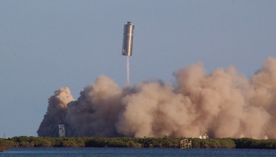 Nguyên mẫu tàu vũ trụ Starship SN5 ở độ cao 150m. Ảnh: Austin Barnard qua Twitter. 