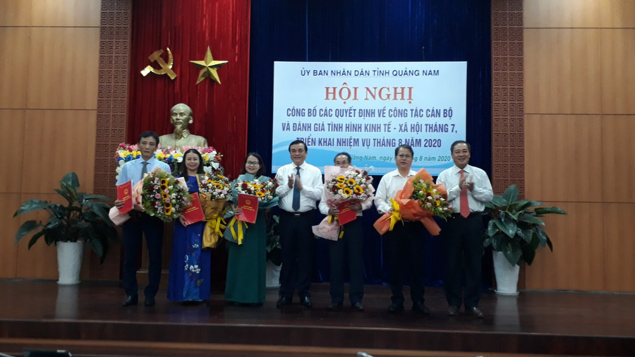 Bí thư Tỉnh ủy Quảng Nam Phan Việt Cường (giữa) tặng hoa chúc mừng các cán bộ chủ chốt được điều động, bổ nhiệm giữ chức vụ mới tại tỉnh.