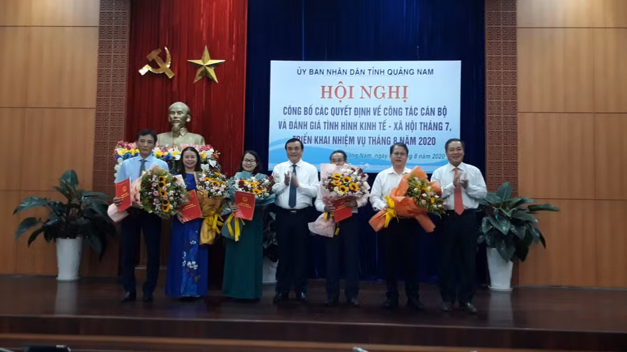 Bí thư Tỉnh ủy Quảng Nam Phan Việt Cường (giữa) tặng hoa chúc mừng các cán bộ chủ chốt được điều động, bổ nhiệm giữ chức vụ mới tại tỉnh.