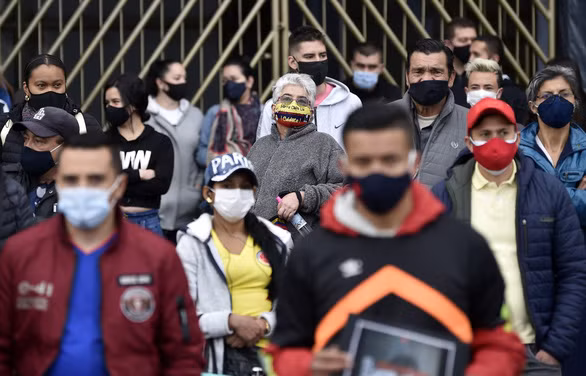 Các nhà buôn đeo khẩu trang khi tham gia một cuộc biểu tình phản đối các biện pháp hạn chế mới được thị trưởng Claudia Lopez của Bogota đưa ra tại thành phố Bogota, Colombia ngày 24-8 - Ảnh: AFP Các nhà buôn đeo khẩu trang khi tham gia một cuộc biểu tình phản đối các biện pháp hạn chế mới được thị trưởng Claudia Lopez của Bogota đưa ra tại thành phố Bogota, Colombia ngày 24-8 - Ảnh: AFP