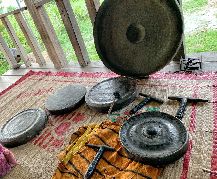 Một công việc đặc biệt được thực hiện bằng bộ dụng cụ rất đơn giản. Ảnh: Hoàng Ngọc Một công việc đặc biệt được thực hiện bằng bộ dụng cụ rất đơn giản. Ảnh: Hoàng Ngọc