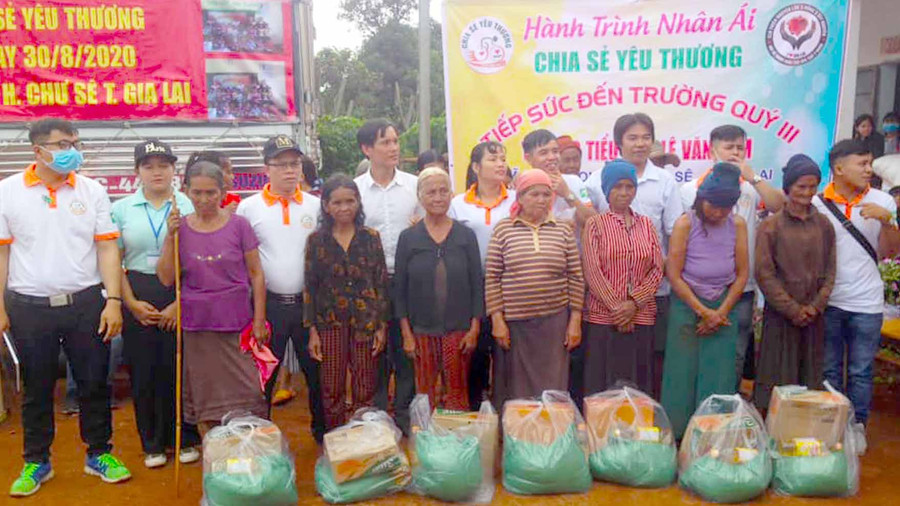 Đoàn trao tặng quà cho người già neo đơn, gia đình khó khăn trên địa bàn xã Bờ Ngoong. Ảnh: Hà Phương 