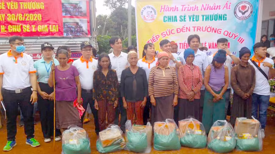 Đoàn trao tặng quà cho người già neo đơn, gia đình khó khăn trên địa bàn xã Bờ Ngoong. Ảnh: Hà Phương 