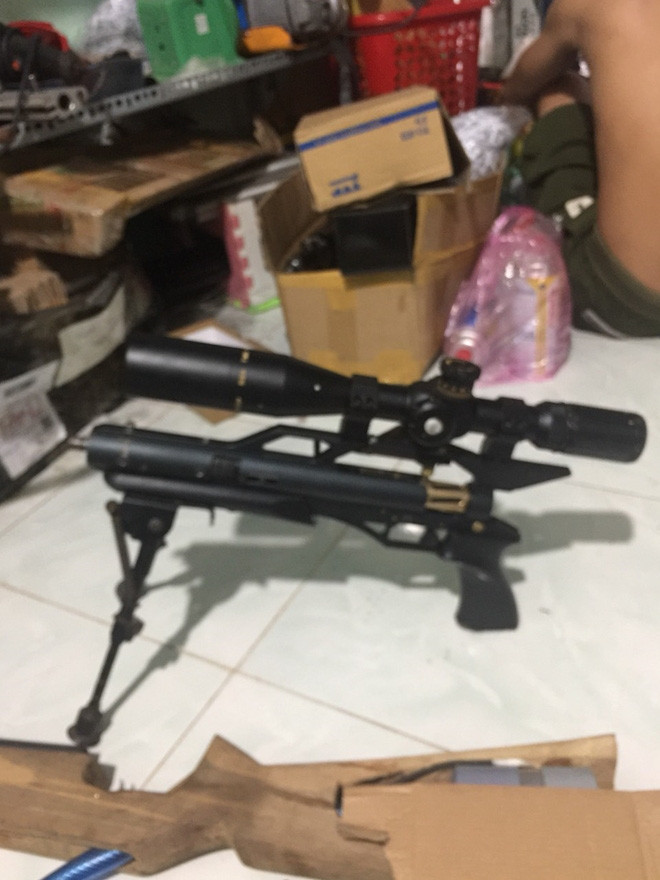 Cơ quan công an đang điều tra làm rõ hành vi sản xuất vũ khí đối với Long và Hưng. Cơ quan công an đang điều tra làm rõ hành vi sản xuất vũ khí đối với Long và Hưng.