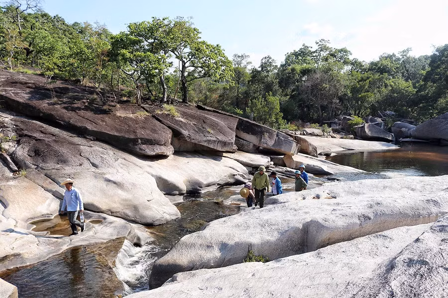  Đoàn khảo sát trên hành trình tìm lại các dấu tích của căn cứ kháng chiến H2. Ảnh: M.C