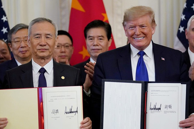 Tổng thống Mỹ Donald Trump (phải) và Phó thủ tướng Trung Quốc Lưu Hạc ký “Giai đoạn một” của thỏa thuận thương mại Mỹ-Trung tại Nhà Trắng ngày 15.1.2020 ẢNH: REUTERS
