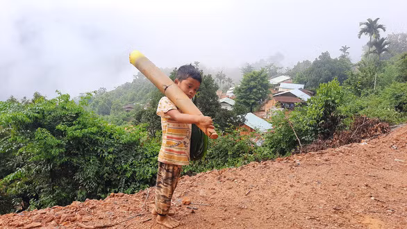 Ảnh cậu bé là Hồ Ánh Khiết góp thực phẩm chống dịch được anh Trần Nguyễn Vỹ chụp lại - Ảnh: TRẦN NGUYỄN VỸ