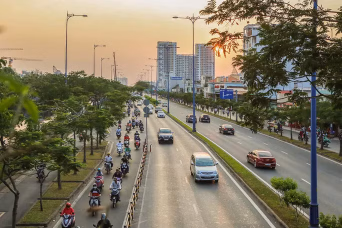 Đại lộ Võ Văn Kiệt - nơi có làn đường dành riêng cho xe máy - sẽ là tuyến đường đầu tiên có buýt nhanh tại TP HCM Ảnh: HOÀNG TRIỀU