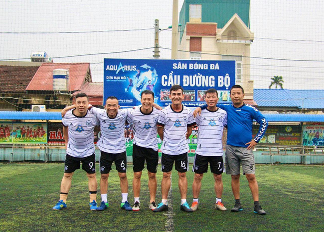 Trần Mạnh Dũng (thứ 3 từ trái sang) đang kinh doanh ở TP. Nam Định, ngoài ra vẫn xách giày đi đá phong trào.