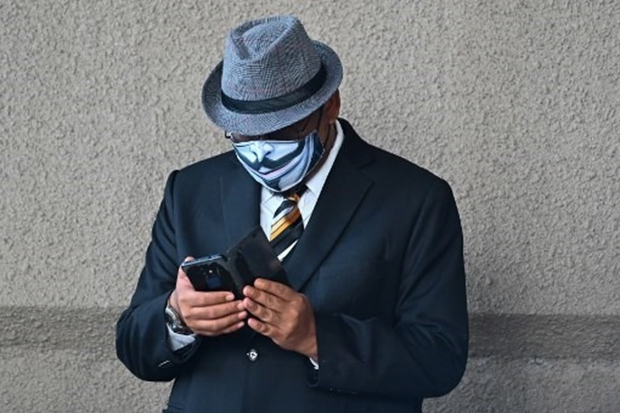 Một người đàn ông đeo khẩu trang trên đường phố ở Kuala Lumpur, Malaysia để ngăn chặn COVID-19. Ảnh: AFP Một người đàn ông đeo khẩu trang trên đường phố ở Kuala Lumpur, Malaysia để ngăn chặn COVID-19. Ảnh: AFP