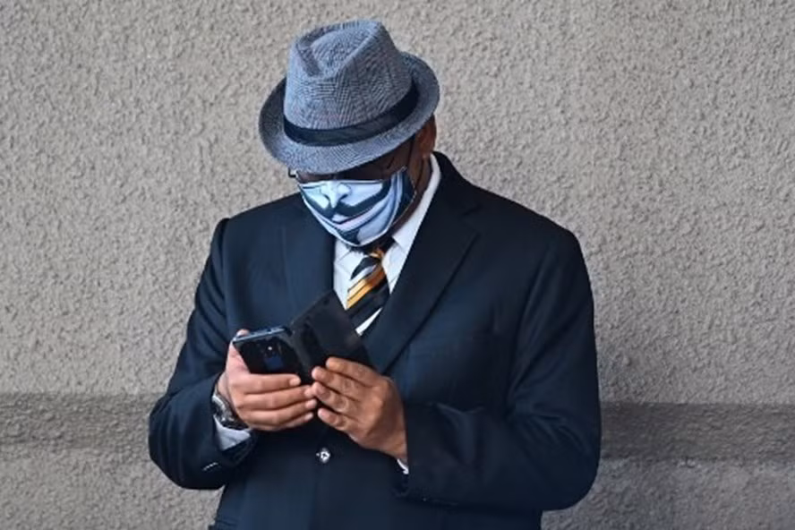 Một người đàn ông đeo khẩu trang trên đường phố ở Kuala Lumpur, Malaysia để ngăn chặn COVID-19. Ảnh: AFP Một người đàn ông đeo khẩu trang trên đường phố ở Kuala Lumpur, Malaysia để ngăn chặn COVID-19. Ảnh: AFP