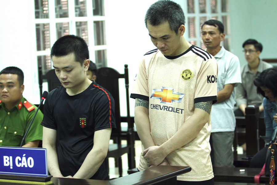 2 đối tượng Hùng (trái) và Khanh tại phiên tòa. Ảnh: Văn Ngọc 2 đối tượng Hùng (trái) và Khanh tại phiên tòa. Ảnh: Văn Ngọc