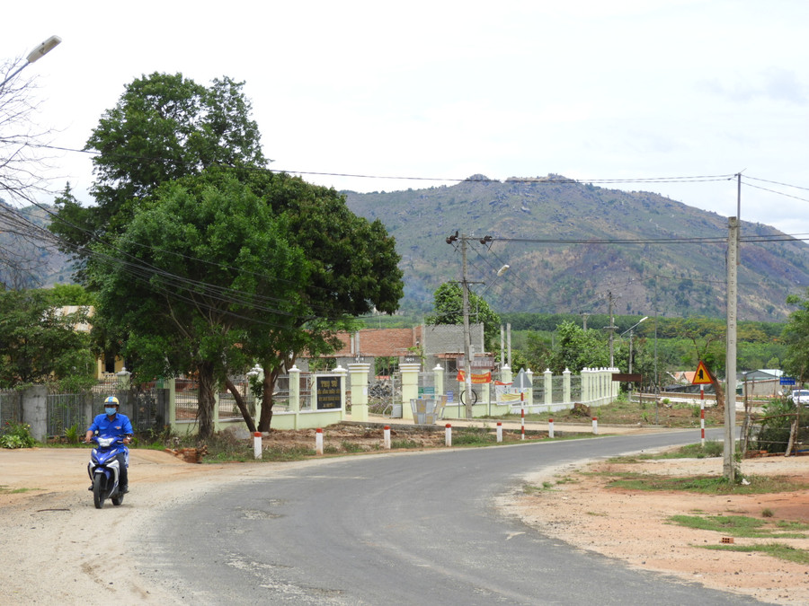 Đổi thay ở Đak Tơ Ve (GLO)- Xã Đak Tơ Ve (huyện Chư Păh) đã thực hiện có hiệu quả công tác giảm nghèo bền vững, củng cố hệ thống chính trị theo tinh thần Nghị quyết Đại hội Đảng bộ xã lần thứ V (nhiệm kỳ 2015-2020). QUAN TÂM ĐỜI SỐNG NGƯỜI DÂN Ông Cao Phi Văn-Chủ tịch UBND xã Đak Tơ Ve-cho hay: “Thời gian qua, thực hiện Chương trình mục tiêu quốc gia giảm nghèo bền vững, xã đã đẩy mạnh hướng dẫn người dân chuyển dịch cơ cấu cây trồng vật nuôi theo hướng sản xuất hàng hóa, cải tạo vườn tạp, hỗ trợ bà con tái canh cà phê giống mới, năng suất cao hơn”. Ông A Yưih (làng Hde) phấn khởi cho biết: “Trước đây, gia đình tôi thuộc diện hộ nghèo. Được sự quan tâm của địa phương hỗ trợ các mặt hàng chính sách, được cấp bò giống và hỗ trợ làm chuồng nuôi nhốt, vay vốn đầu tư sản xuất, đến nay gia đình đã vươn lên thoát nghèo. Hiện gia đình tập trung sản xuất lúa, mì, bời lời, chăn nuôi một số gia súc, gia cầm, cuộc sống đã ổn định”. Từ nguồn Quỹ “Vì người nghèo” vận động tại xã, nguồn quỹ do Ủy ban MTTQ huyện điều phối và sự tham gia đóng góp của người thân, cộng đồng, từ năm 2015 đến nay, xã đã xây dựng được 10 ngôi nhà “Đại đoàn kết” cho hộ nghèo. Ban Thường trực Ủy ban MTTQ Việt Nam xã phối hợp với chính quyền, đoàn thể tổ chức thực hiện cuộc vận động “Làm thay đổi nếp nghĩ, cách làm trong đồng bào dân tộc thiểu số để từng bước vươn lên thoát nghèo bền vững”. Chú trọng công tác tuyên truyền giúp bà con thay đổi nhận thức, biết tiếp thu, áp dụng khoa học kỹ thuật vào sản xuất, chăn nuôi. Các tổ chức đoàn thể đã phối hợp với Phòng giao dịch Ngân hàng Chính sách Xã hội huyện tín chấp cho các hộ đồng bào dân tộc thiểu số vay vốn phát triển sản xuất. Theo Chủ tịch Ủy ban MTTQ Việt Nam xã Ru A Yiêng: “Cuộc vận động này bước đầu đã làm chuyển biến về nhận thức cho đồng bào dân tộc thiểu số, giúp các hộ áp dụng khoa học kỹ thuật vào sản xuất, mang lại hiệu quả kinh tế và nâng cao đời sống. Tỷ lệ hộ nghèo của xã đến nay giảm còn hơn 17%. Đời sống của nhân dân được cải thiện, góp phần làm thay đổi bộ mặt nông thôn vùng khó”. CỦNG CỐ HỆ THỐNG CHÍNH TRỊ Ông Rơ Châm Yung-Bí thư Đảng ủy xã-cho hay: “Trong quá trình thực hiện Nghị quyết Đại hội Đảng bộ xã lần thứ V (nhiệm kỳ 2015-2020), Đảng bộ xã thường xuyên quan tâm xây dựng và củng cố hệ thống chính trị, kiện toàn đội ngũ bí thư chi bộ và trưởng thôn, quan tâm giáo dục chính trị tư tưởng, thực hiện học tập và làm theo tư tưởng, đạo đức, phong cách Hồ Chí Minh... Trong nhiệm kỳ đã kết nạp 9 quần chúng ưu tú vào Đảng. Đến nay, Đảng bộ xã có 70 đảng viên sinh hoạt tại 9 chi bộ, 100% thôn, làng có tổ chức Đảng, có 2 chi bộ có chi ủy, 2/5 thôn, làng có trưởng thôn là đảng viên kiêm bí thư chi bộ. Hàng năm, tỷ lệ đảng viên hoàn thành tốt nhiệm vụ đạt 80% trở lên”. Mặt khác, Đảng ủy xã đã kiện toàn Khối dân vận xã, phân công thành viên phụ trách địa bàn thôn làng, lấy lực lượng cán bộ đoàn thể chính trị xã hội làm nòng cốt tham gia công tác tuyên truyền chủ trương, đường lối của Đảng, chính sách và pháp luật của Nhà nước đến với các tầng lớp nhân dân. Thường xuyên cùng ngành chức năng tuyên truyền phát động quần chúng tại các thôn làng tự quản trong giữ gìn an ninh trật tự và tham gia bảo vệ rừng, không chặt phá rừng làm rẫy… Với đặc thù là vùng có đông đồng bào dân tộc thiểu số và tôn giáo, Ban Thường trực Ủy ban MTTQ Việt Nam xã Đak Tơ Ve thường xuyên triển khai các phong trào thi đua yêu nước và cuộc vận động trên địa bàn. Đồng thời, quan tâm xây dựng đội ngũ già làng, trưởng thôn và người có uy tín, cá nhân tiêu biểu trong cộng đồng dân cư, trong đồng bào dân tộc thiểu số và các tôn giáo tham gia xây dựng khối đại đoàn kết toàn dân trên địa bàn. Trao đổi với P.V, ông H’Nhơm-già làng Mor-phấn khởi cho biết: “Mình sẽ gương mẫu và tích cực tuyên truyền bà con chấp hành chủ trường, đường lối của Đảng, chính sách, pháp luật của Nhà nước, nhắc nhở đồng bào theo đạo chấp hành các quy định pháp luật về tôn giáo, sống tốt đời đẹp đạo, cảnh giác với âm mưu của địch, yên tâm lao động sản xuất để có cuộc sống ấm no, tích cực tham gia giữ vững an ninh trật tự, xây dựng quê hương buôn làng phát triển”. THANH NHẬT Một góc trung tâm xã Đak Tơ Ve (huyện Chư Păh). Ảnh: Thanh Nhật 