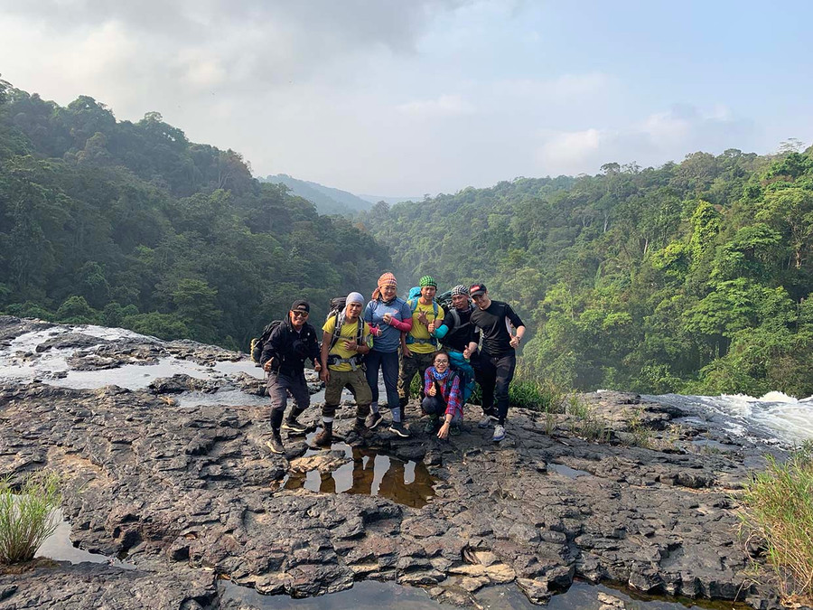  Du khách trong hành trình khám phá tour du lịch mạo hiểm. Ảnh: NGỌC THU