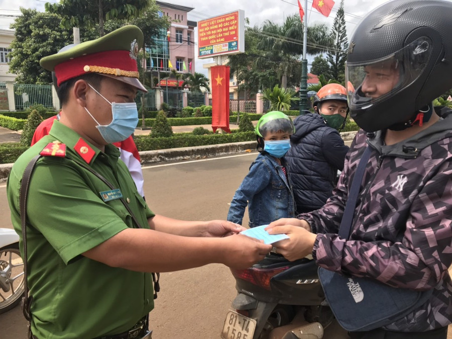 Các chiến sĩ công an tại điểm thi Trường THPT Nguyễn Bỉnh Khiêm (huyện Chư Sê) phát khẩu trang cho phụ huynh. Ảnh: Ngọc Sang  Các chiến sĩ công an tại điểm thi Trường THPT Nguyễn Bỉnh Khiêm (huyện Chư Sê) phát khẩu trang cho phụ huynh. Ảnh: Ngọc Sang