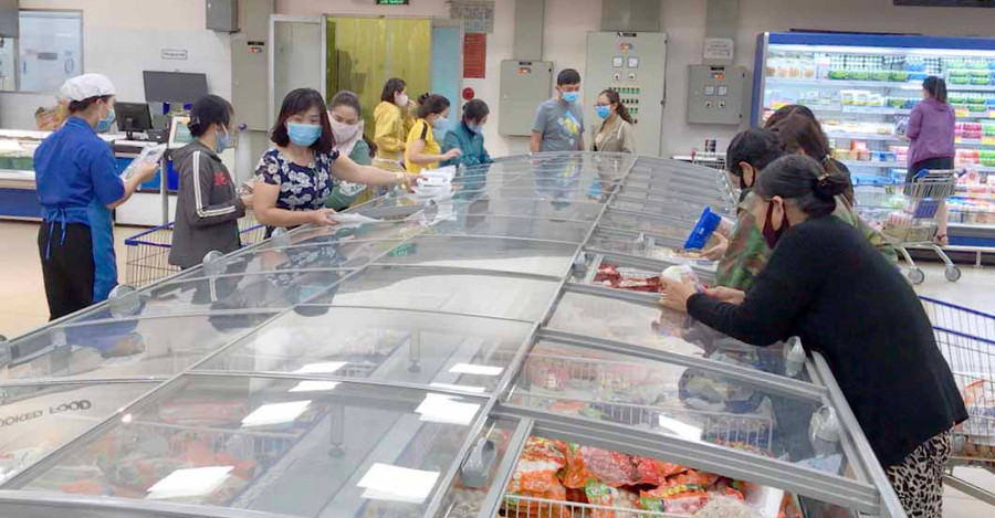 Siêu thị Co.op Mart Pleiku nhập thịt đông lạnh của những thương hiệu nổi tiếng trong nước để phục vụ khách hàng. Ảnh: Vũ Thảo Siêu thị Co.op Mart Pleiku nhập hàng thịt đông lạnh của những thương hiệu nổi tiếng trong nước phục vụ khách hàng. Ảnh: Vũ Thảo