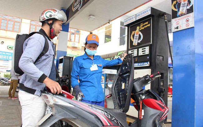 Giá bán mặt hàng xăng RON92 và dầu mazut giữ ổn định so với kỳ trước, giá xăng RON95, dầu diesel và dầu hỏa giảm nhẹ trong chiều 12/8.