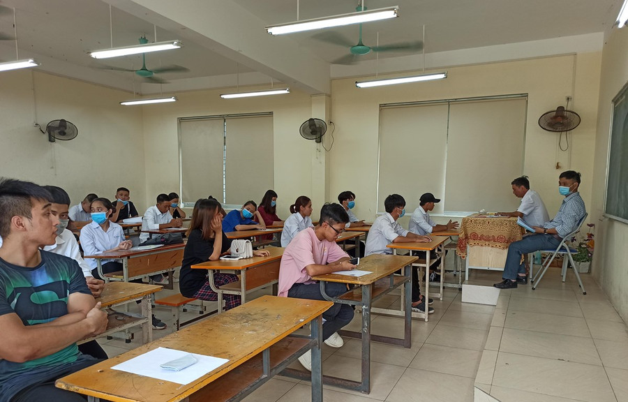 Sáng nay, 126 thí sinh thi lại Tốt nghiệp THPT do lỗi của giám thị Do lỗi nghiệp vụ của 18 giám thị, sáng nay, 11/8, 126 thí sinh ở ba điểm thi của các tỉnh Điện Biên, Bắc Ninh và Bình Phước phải thi lại một môn của kỳ thi Tốt nghiệp Trung học phổ thông. (Ảnh minh họa: Phạm Mai/Vietnam+) Sáng nay, 126 thí sinh ở ba hội đồng thi các tỉnh Điện Biên, Bắc Ninh và Bình Phước sẽ thi lại một môn trong kỳ thi Tốt nghiệp Trung học phổ thông 2020 do lỗi của giám thị trong quá trình tổ chức thi. Trong đó có 117 em ở Điện Biên và một em ở Bình Phước thi lại môn Địa lý, 8 em ở Bắc Ninh thi lại môn Ngữ văn. Các em thi lại bằng đề thi dự phòng. Cụ thể, tại một điểm thi của Hội đồng thi tỉnh Bình Phước, một thí sinh tưởng mình được miễn thi môn Địa lý nên không làm bài thi, giám thị đã không kiểm tra lại danh sách thí sinh phải dự thi nên không kịp thời phát hiện việc em này không được miễn thi. “Ở đây cũng có lỗi của cả thí sinh và giám thị, hội đồng thi đã quyết định cho em thi lại,” ông Mai Văn Trinh, Cục trưởng Cục Quản lý chất lượng giáo dục, Bộ Giáo dục và Đào tạo cho hay. Tại Điện Biên, giám thị của 7 phòng thi thuộc điểm thi Trường Trung học Phổ thông huyện Điện Biên (tỉnh Điện Biên) sai sót trong nghiệp vụ, phát đề thi chậm, làm chậm giờ làm bài thi của 117 thí sinh khoảng 5 phút. [Những sự cố đáng tiếc trong kỳ thi tốt nghiệp Trung học Phổ thông 2020] Trao đổi với phóng viên VietnamPlus sáng nay, ông Triệu Đình Ven, Chánh thanh tra Sở Giáo dục và Đào tạo tỉnh Điện Biên cho hay hiện các thí sinh đang được Ban chỉ đạo thi tỉnh Điện Biên tổ chức thi lại. “Chúng tôi vẫn thực hiện chặt chẽ các công tác coi thi, thanh tra cũng như phòng, chống dịch để đảm bảo an toàn cho kỳ thi,” ông Ven nói. Tại Bắc Ninh, giám thị của một phòng thi của điểm thi Trường Trung học phổ thông Yên Phong 1, huyện Yên Phong ký nhầm vào ô giành cho giám khảo, sau đó ký lại và làm chậm giờ làm bài của thí sinh. Theo ông Nguyễn Đình Dũng, Chánh thanh tra Sở Giáo dục và Đào tạo tỉnh Bắc Ninh, phòng thi này có 24 thí sinh. Tuy nhiên, trong số này chỉ có 8 em có nguyện vọng thi lại. “Để đảm bảo quyền lợi cho các em, sáng nay, Bắc Ninh đã tổ chức thi lại theo đúng quy chế và vẫn đảm bảo thi đúng quy trình,” ông Dũng cho hay. Cũng theo ông Dũng, các giám thị này còn trẻ nên có bị ảnh hưởng tâm lý khi làm thi, dẫn đến sai sót. “Chúng tôi đã đình chỉ công tác coi thi của giám thị ngay sau sự cố. Sau khi kết thúc kỳ thi, ban chỉ đạo thi sẽ họp để rút kinh nghiệm và xem xét, đưa ra hình thức kỷ luật phù hợp,” ông Dũng nói./. Phạm Mai (Vietnam+)