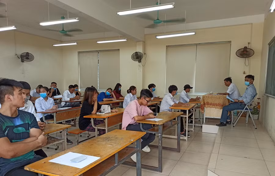 Sáng nay, 126 thí sinh thi lại Tốt nghiệp THPT do lỗi của giám thị Do lỗi nghiệp vụ của 18 giám thị, sáng nay, 11/8, 126 thí sinh ở ba điểm thi của các tỉnh Điện Biên, Bắc Ninh và Bình Phước phải thi lại một môn của kỳ thi Tốt nghiệp Trung học phổ thông. (Ảnh minh họa: Phạm Mai/Vietnam+) Sáng nay, 126 thí sinh ở ba hội đồng thi các tỉnh Điện Biên, Bắc Ninh và Bình Phước sẽ thi lại một môn trong kỳ thi Tốt nghiệp Trung học phổ thông 2020 do lỗi của giám thị trong quá trình tổ chức thi. Trong đó có 117 em ở Điện Biên và một em ở Bình Phước thi lại môn Địa lý, 8 em ở Bắc Ninh thi lại môn Ngữ văn. Các em thi lại bằng đề thi dự phòng. Cụ thể, tại một điểm thi của Hội đồng thi tỉnh Bình Phước, một thí sinh tưởng mình được miễn thi môn Địa lý nên không làm bài thi, giám thị đã không kiểm tra lại danh sách thí sinh phải dự thi nên không kịp thời phát hiện việc em này không được miễn thi. “Ở đây cũng có lỗi của cả thí sinh và giám thị, hội đồng thi đã quyết định cho em thi lại,” ông Mai Văn Trinh, Cục trưởng Cục Quản lý chất lượng giáo dục, Bộ Giáo dục và Đào tạo cho hay. Tại Điện Biên, giám thị của 7 phòng thi thuộc điểm thi Trường Trung học Phổ thông huyện Điện Biên (tỉnh Điện Biên) sai sót trong nghiệp vụ, phát đề thi chậm, làm chậm giờ làm bài thi của 117 thí sinh khoảng 5 phút. [Những sự cố đáng tiếc trong kỳ thi tốt nghiệp Trung học Phổ thông 2020] Trao đổi với phóng viên VietnamPlus sáng nay, ông Triệu Đình Ven, Chánh thanh tra Sở Giáo dục và Đào tạo tỉnh Điện Biên cho hay hiện các thí sinh đang được Ban chỉ đạo thi tỉnh Điện Biên tổ chức thi lại. “Chúng tôi vẫn thực hiện chặt chẽ các công tác coi thi, thanh tra cũng như phòng, chống dịch để đảm bảo an toàn cho kỳ thi,” ông Ven nói. Tại Bắc Ninh, giám thị của một phòng thi của điểm thi Trường Trung học phổ thông Yên Phong 1, huyện Yên Phong ký nhầm vào ô giành cho giám khảo, sau đó ký lại và làm chậm giờ làm bài của thí sinh. Theo ông Nguyễn Đình Dũng, Chánh thanh tra Sở Giáo dục và Đào tạo tỉnh Bắc Ninh, phòng thi này có 24 thí sinh. Tuy nhiên, trong số này chỉ có 8 em có nguyện vọng thi lại. “Để đảm bảo quyền lợi cho các em, sáng nay, Bắc Ninh đã tổ chức thi lại theo đúng quy chế và vẫn đảm bảo thi đúng quy trình,” ông Dũng cho hay. Cũng theo ông Dũng, các giám thị này còn trẻ nên có bị ảnh hưởng tâm lý khi làm thi, dẫn đến sai sót. “Chúng tôi đã đình chỉ công tác coi thi của giám thị ngay sau sự cố. Sau khi kết thúc kỳ thi, ban chỉ đạo thi sẽ họp để rút kinh nghiệm và xem xét, đưa ra hình thức kỷ luật phù hợp,” ông Dũng nói./. Phạm Mai (Vietnam+)