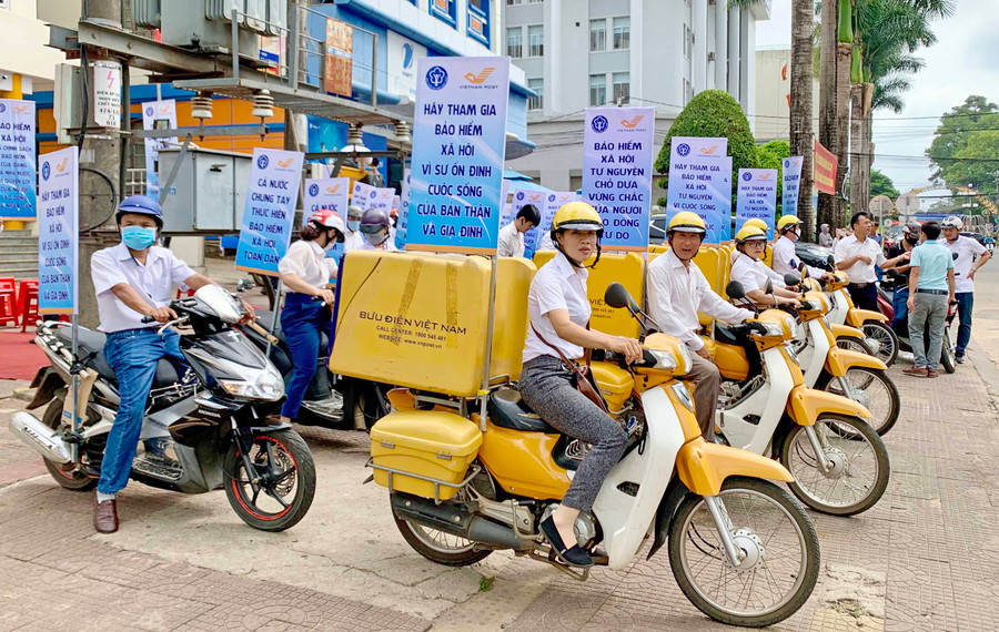 Bảo hiểm Xã hội tỉnh phối hợp với ngành Bưu điện tổ chức ra quân tuyên truyền về BHXH tự nguyện, BHYT hộ gia đình. Ảnh: Như Nguyện 