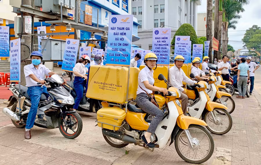 Bảo hiểm Xã hội tỉnh phối hợp với ngành Bưu điện tổ chức ra quân tuyên truyền về BHXH tự nguyện, BHYT hộ gia đình. Ảnh: Như Nguyện 