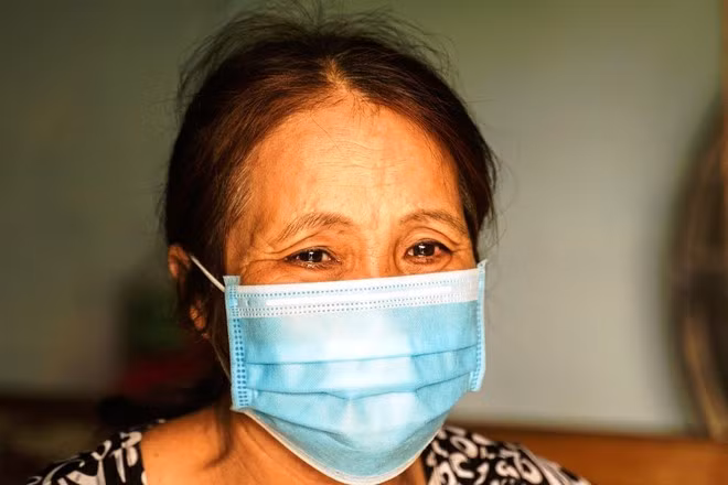 Bà Nguyễn Thị Huệ rơi nước mắt vì hạnh phúc khi nhận những phần quà từ các bạn trẻ ẢNH: NAM THỊNH