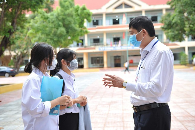 Ông Phạm Đăng Khoa - Giám đốc Sở GD-ĐT Đắk Lắk, động viên thí sinh tham gia kỳ thi tốt nghiệp THPT tại tỉnh trong đợt 1 V.T