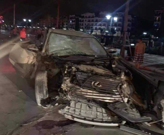 Chiếc xe Lexus biến dạng