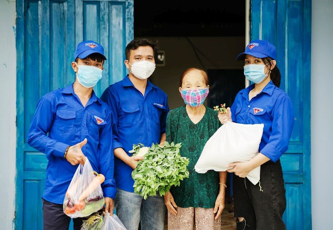 Những bó rau tươi, những bao gạo được trao ẢNH: NAM THỊNH