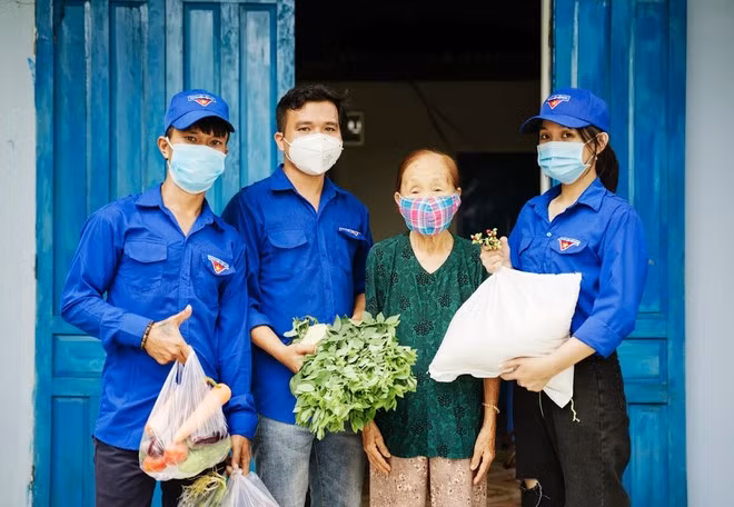 Những bó rau tươi, những bao gạo được trao ẢNH: NAM THỊNH