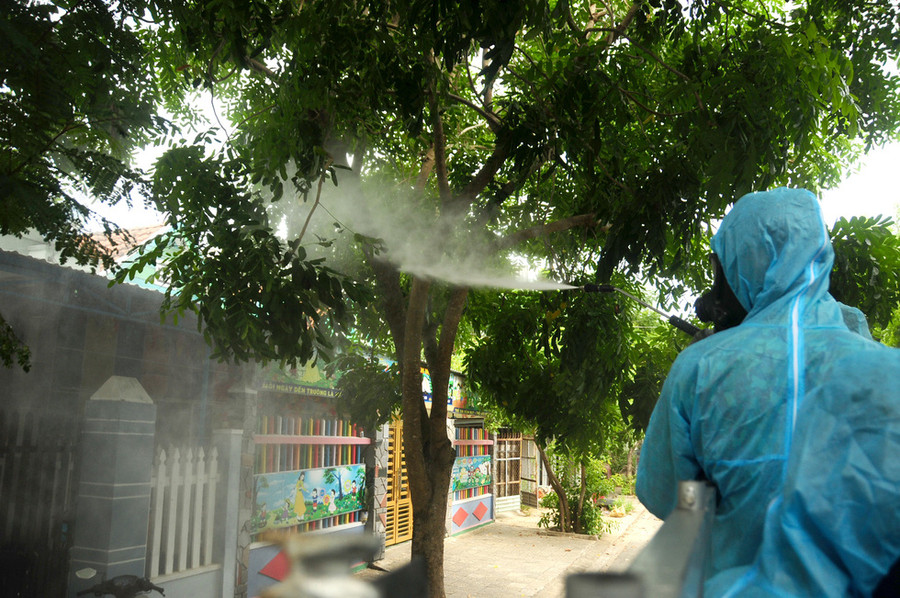 Một trường mầm non trong khu dân cư được phun hóa chất khử trùng - Ảnh: B.D
