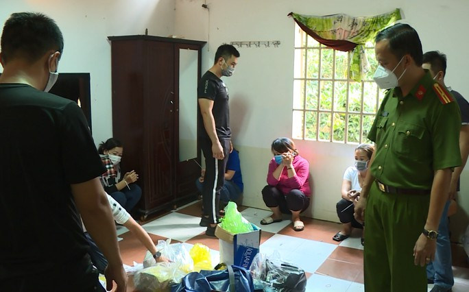 Sòng bạc này có nhiều phụ nữ tham gia Sòng bạc này có nhiều phụ nữ tham gia