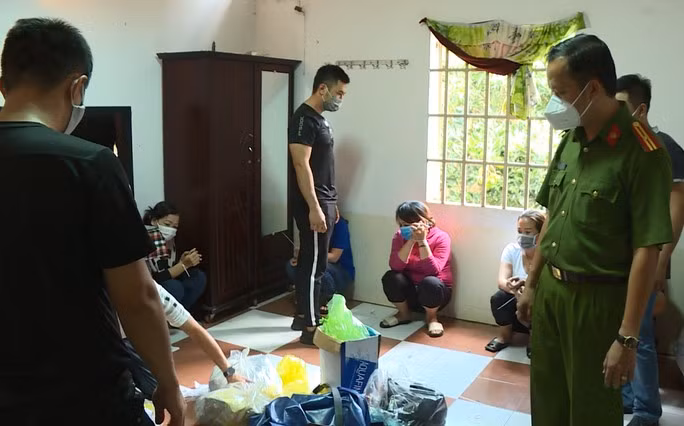 Sòng bạc này có nhiều phụ nữ tham gia