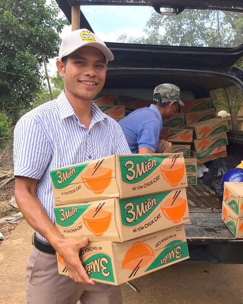 Anh Plit chuẩn bị quà để trao cho các hộ nghèo tại xã Hà Tây (huyện Chư Păh). Ảnh: Ksor H'uyên