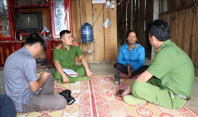 Lực lượng chức năng xã Pờ Y, huyện Ngọc Hồi, đến thăm hỏi, động viên gia đình đối tượng Thao Say – đã bị bắt vì tham gia vận chuyển 3kg ma túy đá. Ảnh: Cao Nguyên/TTXVN