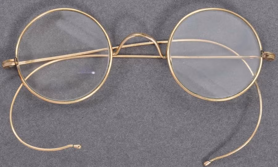 Cặp kính mạ vàng của lãnh tụ Ấn Độ. Ảnh: Nhà đấu giá East Bristol Cặp kính mạ vàng của lãnh tụ Ấn Độ. Ảnh: Nhà đấu giá East Bristol