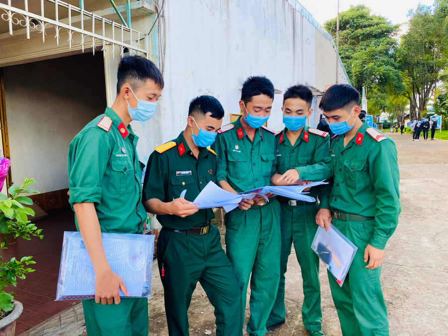 Thí sinh thuộc Quân đoàn 3 dự thi tốt nghiệp tại điểm Trường THPT Pleiku. Ảnh: Hồng Thi Thí sinh thuộc Quân đoàn 3 dự thi tốt nghiệp tại điểm Trường THPT Pleiku. Ảnh: Hồng Thi