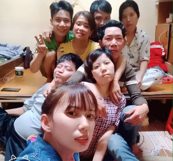 Các bạn khuyết tật quây quần ấm áp bên nhau - Ảnh: NVCC